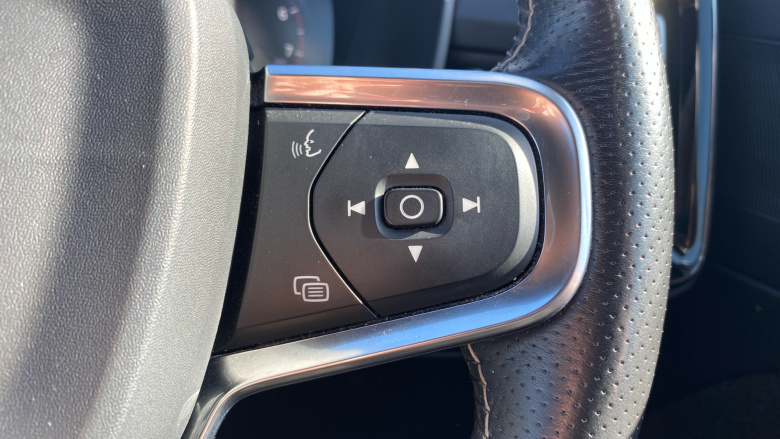 Volvo Xc40 2.0 T4 R DESIGN Pro 5dr AWD Geartronic Petrol Estate